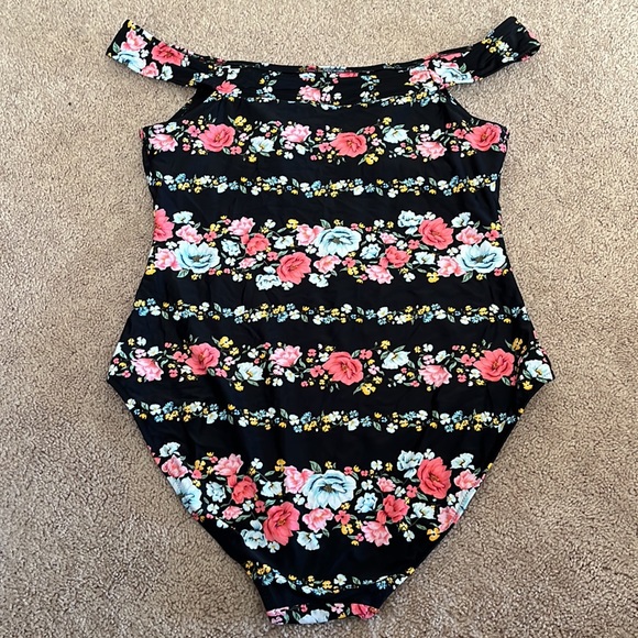 Old navy swim suit - Picture 5 of 6